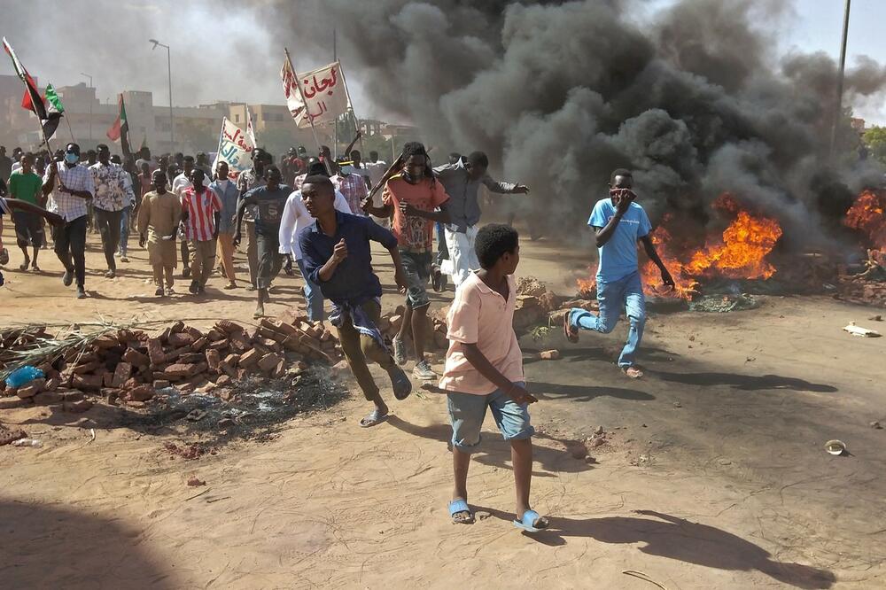 HAOS U SUDANU NE PRESTAJE: Bezbednosne snage suzavcem rasterale demonstrante, uhapšeno više od 100 ljudi (VIDEO)