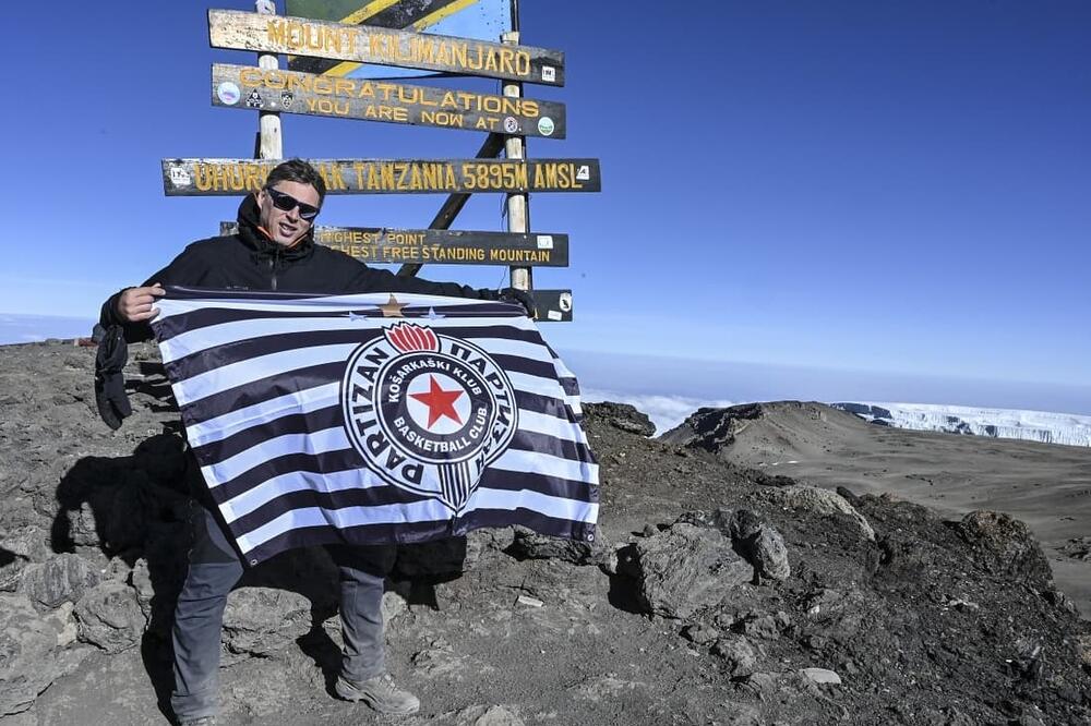 PARTIZANOVA ZASTAVA VIJORI SE NA 5.895 METARA VISINE: Legendarni kapiten crno-belih "osvojio" Kilimandžaro! (FOTO)