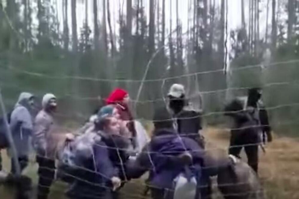 DRAMATIČNI SNIMCI: Hiljade migranata na granici Belorusije i Poljske očajnički pokušavaju da uđu u EU! (VIDEO)