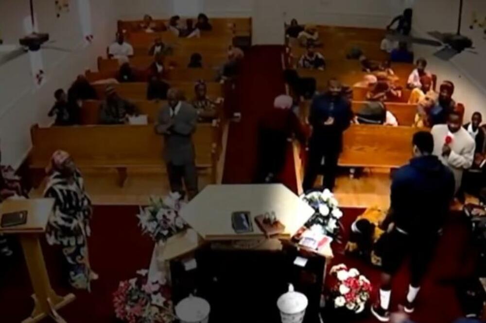 UŽAS U TENESIJU: Muškarac izvukao PIŠTOLJ u crkvi, PASTOR brzo REAGOVAO! (VIDEO)