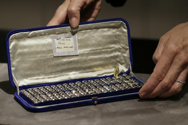 PRODATE NARUKVICE MARIJE ANTOANETE NA AUKCIJI: 112 dijamanata za 7 miliona evra!
