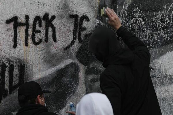Aktivisti LSV išarali mural i grafit posvećen Ratku Mladiću u Novom Sadu