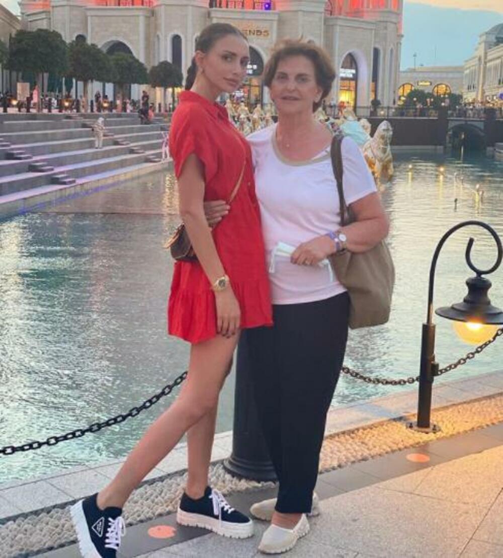 Emina Jahović sa majkom