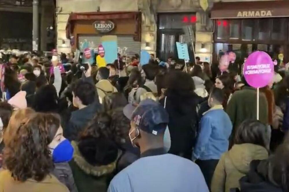 Policija u Istanbulu suzavcem rasterala skup žena