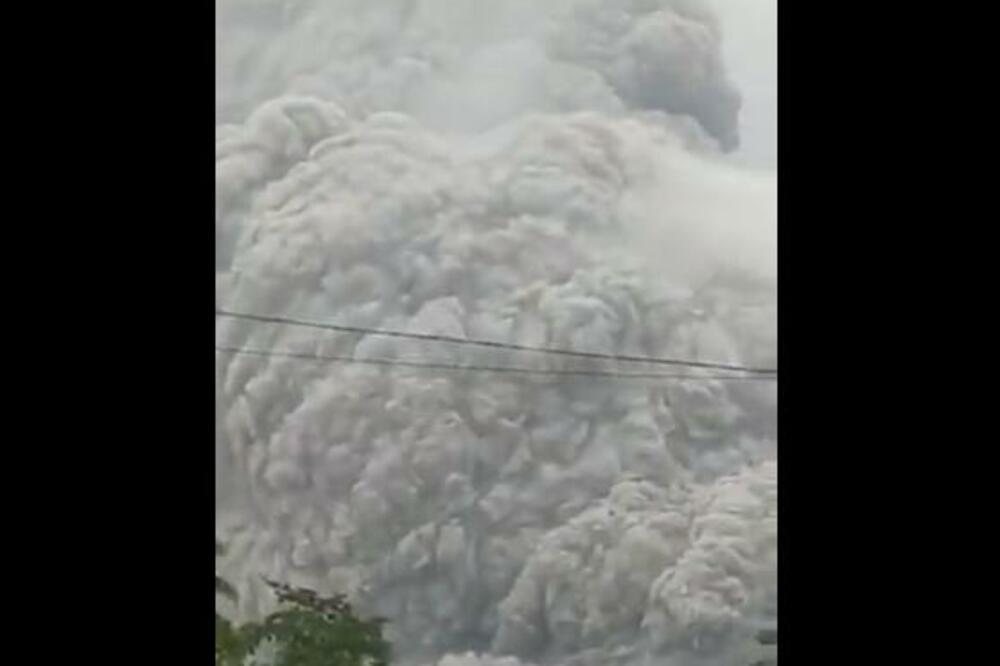 JEZIV PRIZOR U INDONEZIJI: Vulkan Semeru izbacuje pepeo 12 kilometara u nebo, preplašeni meštani trče (VIDEO)