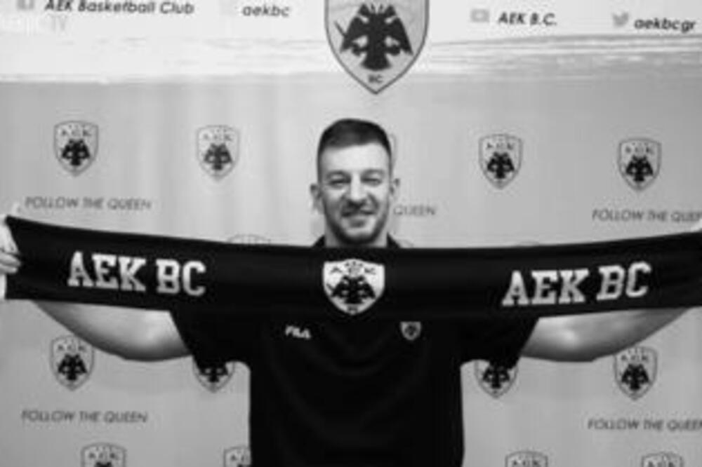 AEK POVUKAO DRES STEVANA JELOVCA: Grčki klub će tako zauvek pamtiti srpskog košarkaša! (VIDEO)