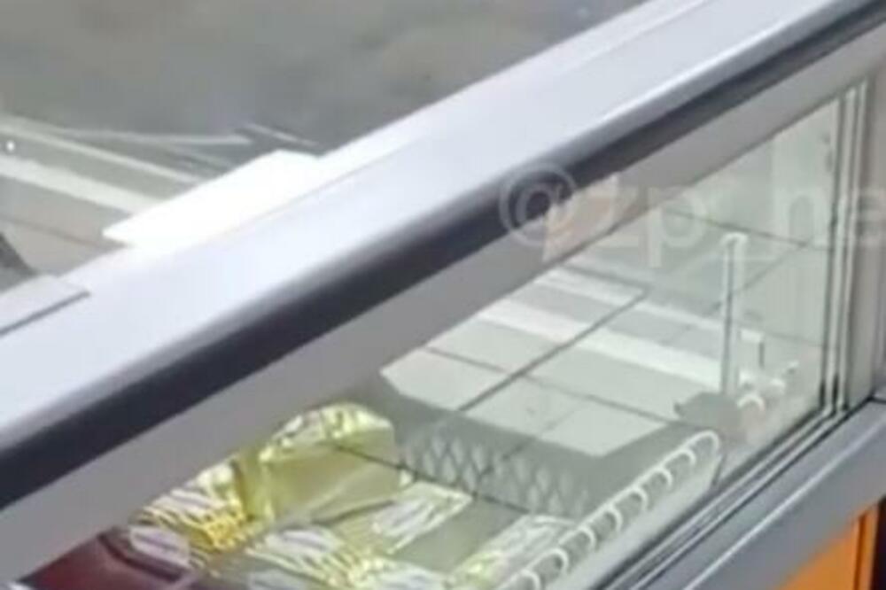 "PROIZVODI SU TAKO SVEŽI, TAKO ŽIVI": Nepozvani gost trčkara po smrznutoj hrani u prodavnici, ŠOK! (VIDEO)