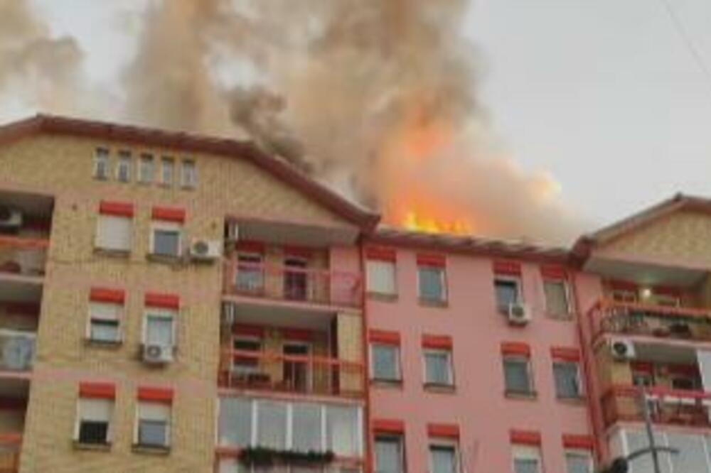 UGAŠENA VATRENA STIHIJA NA LIMANU! Plamen progutao krov zgrade i 2 STANA, poznat UZROK požara