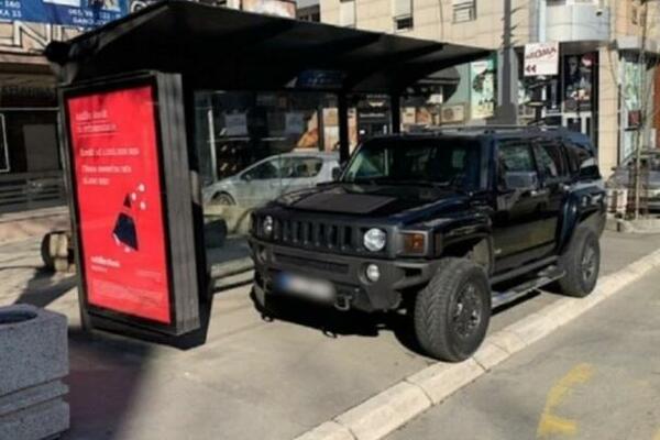 OVO JE VRHUNAC BEZOBRAZLUKA! Parkirao svoj "Hamer" NASRED STAJALIŠTA U TAKOVSKOJ, Beograđani POBESNELI! (FOTO)