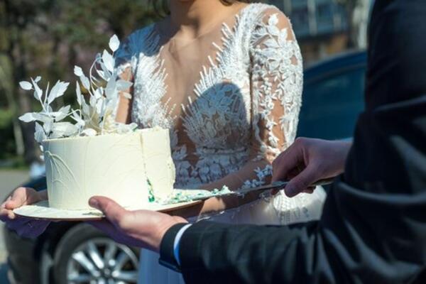 ZALJUBLJENI PAR OČAJNIČKI TRAŽI SAVET: Ne smeju da se venčaju, a roditeljima ne mogu da kažu razlog
