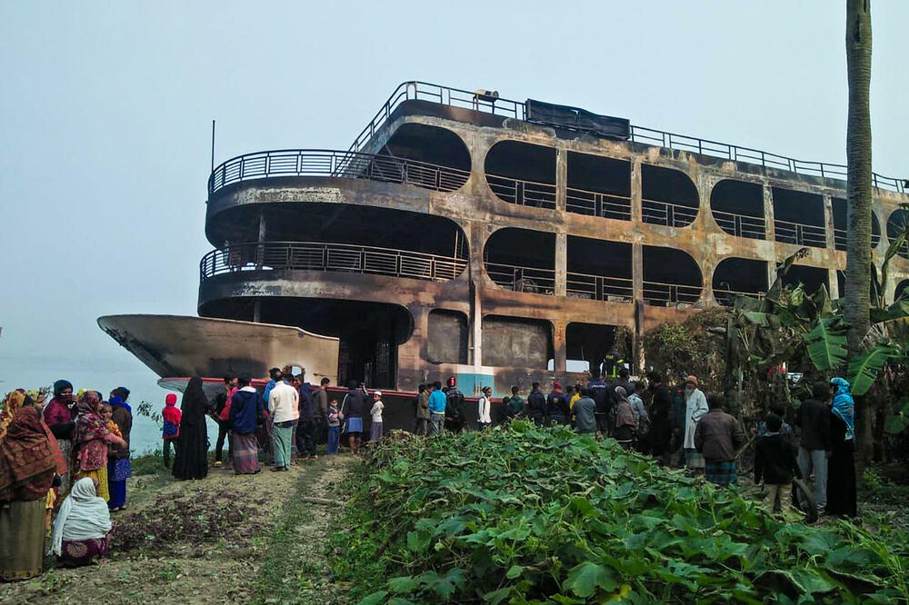 POŽAR U KRCATOM TRAJEKTU U BANGLADEŠU: Poginulo najmanje 37 osoba!