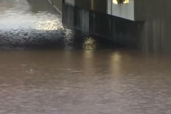 OBILNE PADAVINE U KALIFORNIJI: 2 osobe stradale u poplavljenom automobilu (VIDEO)