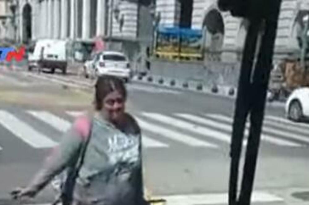 KAKO JE NIJE SRAMOTA? Stala ispred atuobusa sa torbama, pa izvela nešto što je mnoge ostavilo u ČUDU (VIDEO)