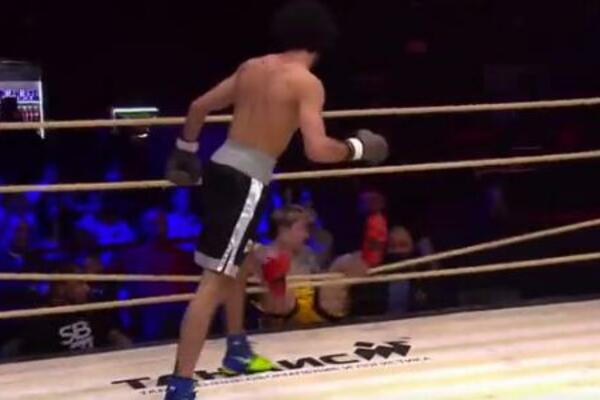 SAMO U RUSIJI: Stavili BRODSKI KONOPAC oko ringa - bokseri ispadali kao da su na RODEU, jedan povredio leđa! VIDEO
