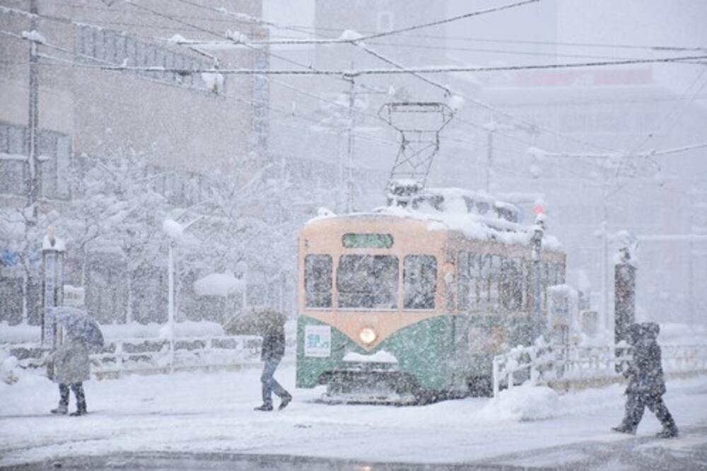 SAOBRAĆAJ U KOLAPSU, OTKAZANI LETOVI, DOMAĆINSTVA BEZ STRUJE! Jak sneg napravio opšti HAOS u Japanu (FOTO)