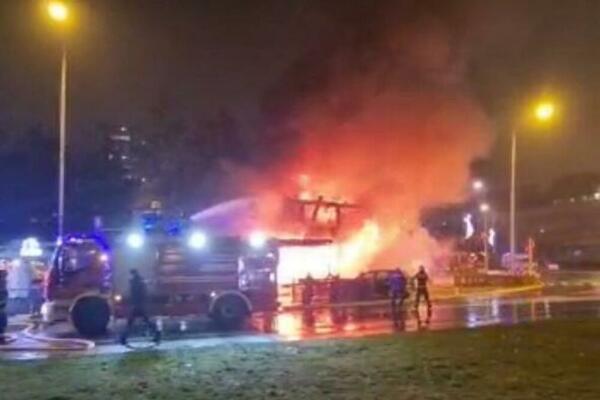 EPILOG POŽARA NA NOVOM BEOGRADU: Restoran izgoreo do temelja, VATROGASCI DEŽURAJU ISPRRED! (FOTO)