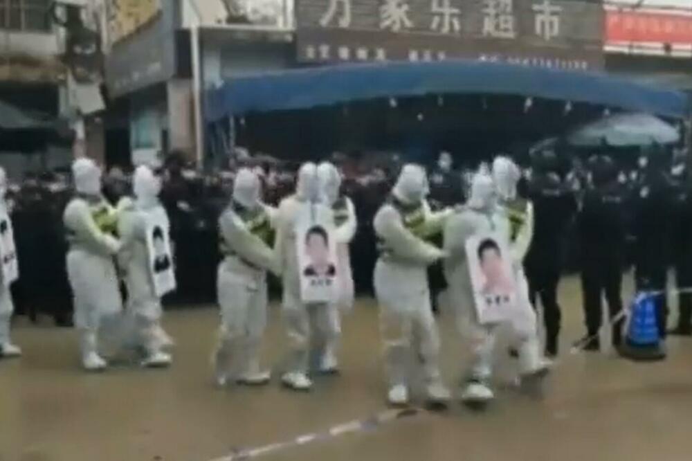 LJUDI NA FOTOGRAFIJAMA SU URADILI SRAMNU STVAR! Javno poniženje u Kini zaprepastilo je svet (VIDEO)