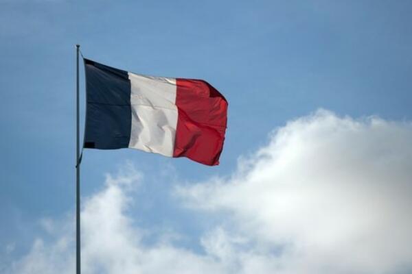 Francuska vlada poziva umerene stranke da oforme većinu u parlamentu