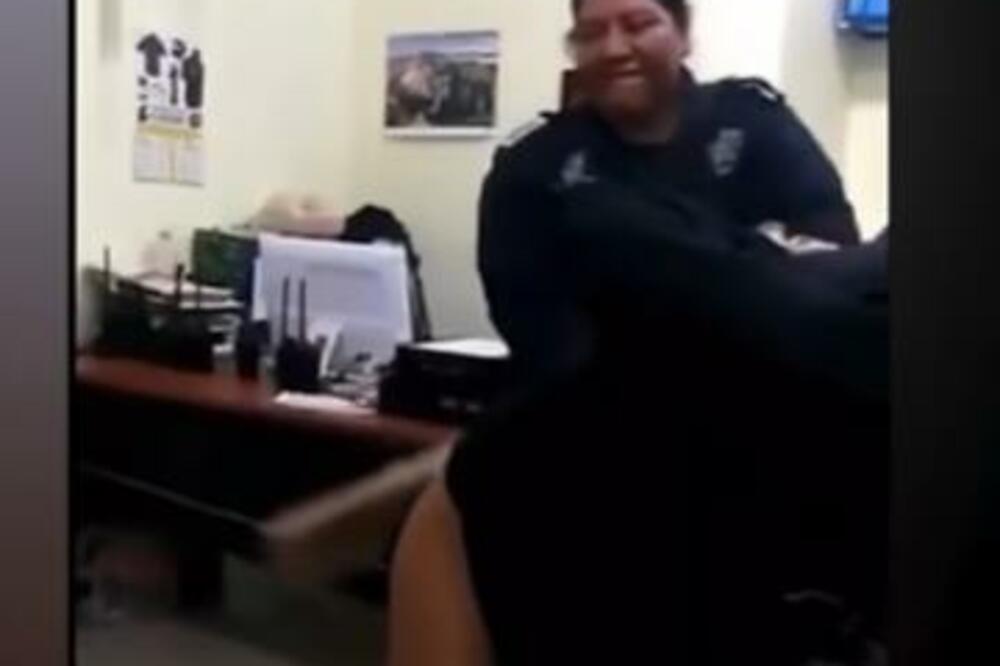 MARIJA REŠILA DA PREVASPITA DELINKVENTE: Snimak POLICAJKE šokirao sve, TUKLA GA DASKOM PO ZADNJICI! (VIDEO)