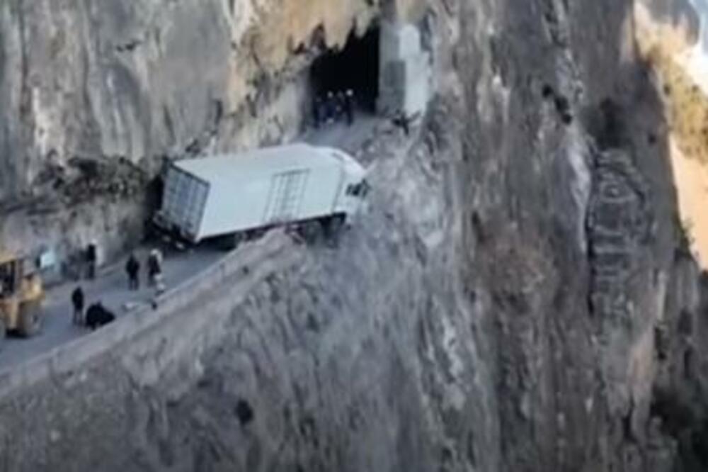 DA SE SLEDIŠ OD UŽASA: Izvlačili TRI dana kamion koji se klatio na rubu PROVALIJE (VIDEO)