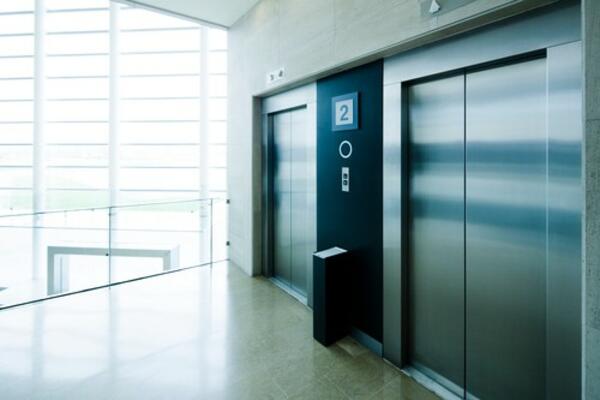 KOMŠIJA IZ PAKLA ZAGORČAVA ŽIVOT STANARIMA ZGRADE U ŽELEZNIKU: Pazite šta su zatekli u liftu, jezivo! (FOTO)