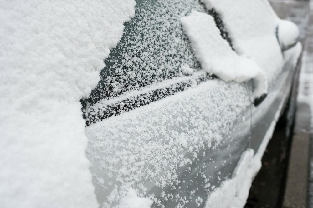 Sneg na automobilu