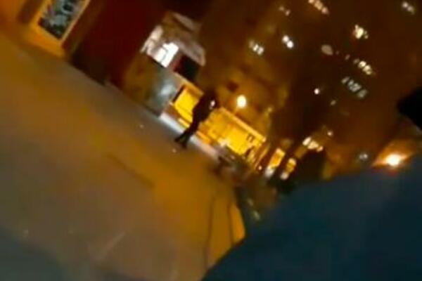 "POGREŠAN SMER, POGREŠAN SMER": Mladić okrenuo VATROMET u pravcu prijatelja, za dlaku IZBEGNUTA TRAGEDIJA! (VIDEO)