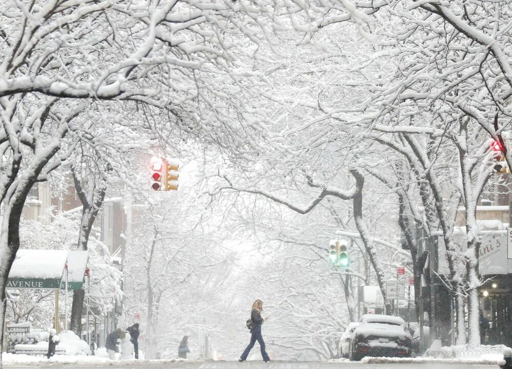 Devojka prelazi semafor tokom zime 