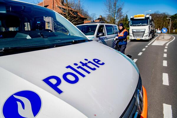 HOLANDSKA POLICIJA ZAPLENILA ENORMNU KOLIČINU KOKAINA: U akciji privedeno 6 osoba, a evo gde su krili DROGU!