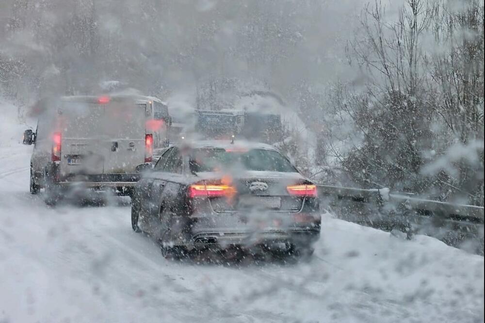 Zimska oluja donela ledenu kišu i obilan sneg širom SAD: Putevi zaleđeni, letovi otkazani
