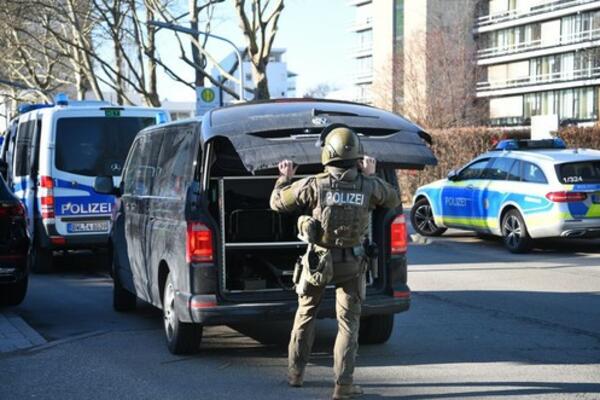 4 OSOBE RANJENE U NAPADU NOŽEM: Policija naredila da se izbegava deo oko mesta zločina, drama u Nemačkoj!