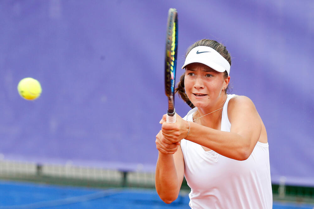 Lola Radivojević, Tenis, Sport