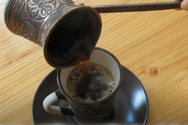 NUTRICIONISTA TVRDI: Ako sipate OVAJ ZAČIN u jutarnju kafu smršaćete za TREN OKA