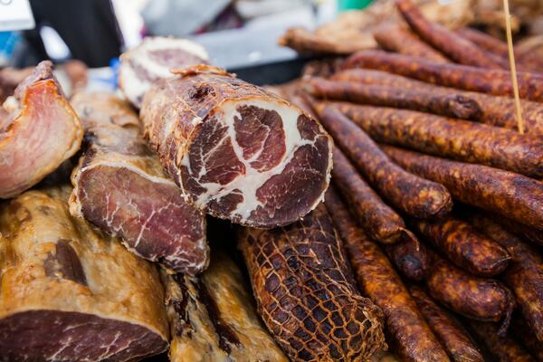 JEFTINIJE NEGO U MARKETIMA: Evo koliko košta meso kod domaćih proizvođača u Srbiji, samo takav izbor! (FOTO)