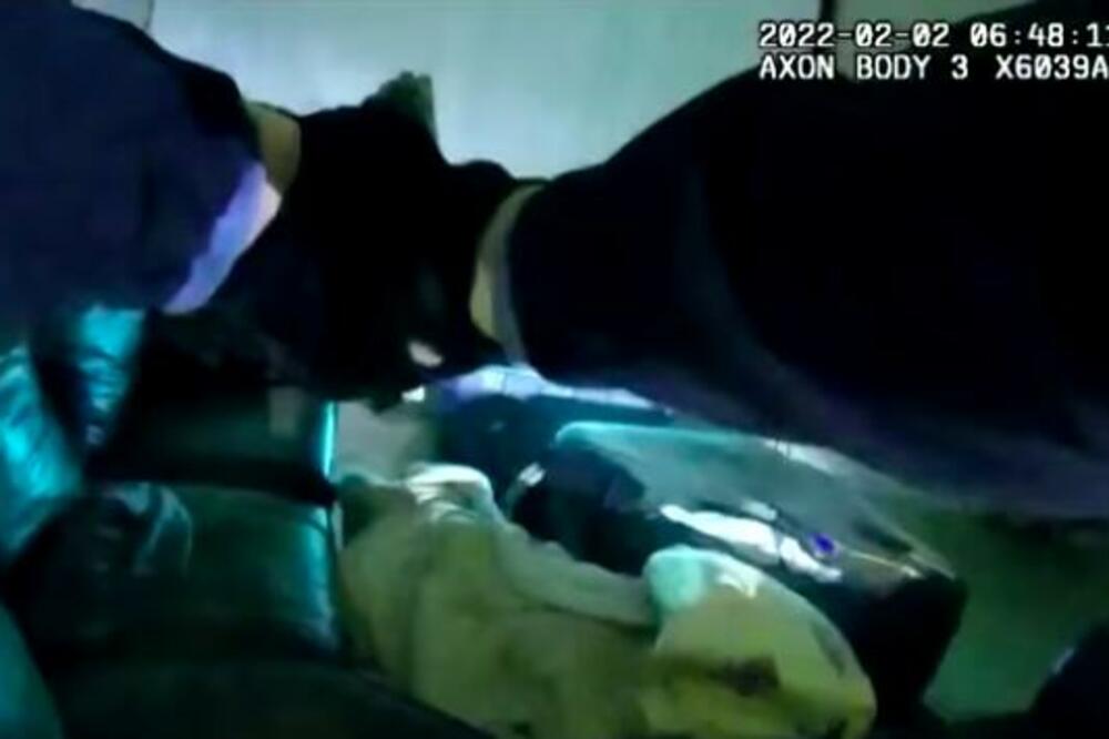POLICIJA UBILA JOŠ JEDNOG AFROAMERIKANCA U MINEAPOLISU! Kamere snimile čitavu akciju, ispaljena 3 METKA (VIDEO)