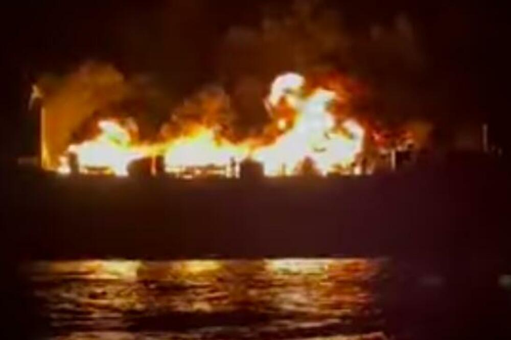 DRAMA U JONSKOM MORU: Stravičan požar na trajektu, putnici EVAKUISANI (VIDEO)