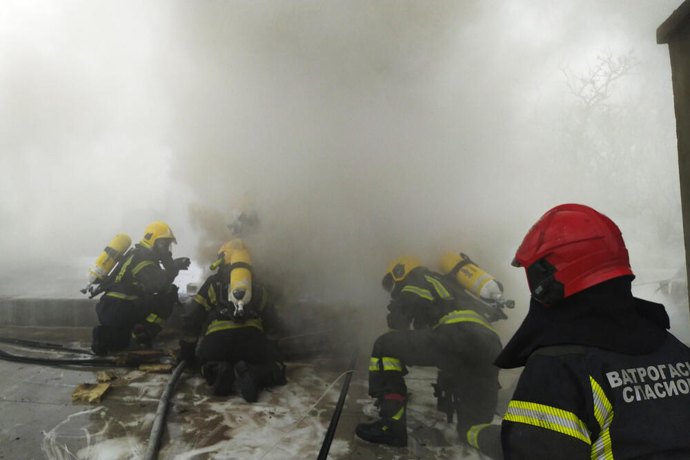 IZGORELA KUĆA U BULEVARU OSLOBOĐENJA U BEOGRADU: Uzrok požara još nije poznat!