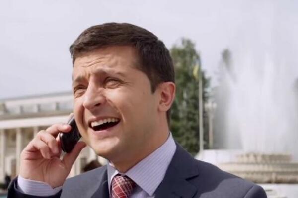 SLUČAJNOST? Zelenski glumio PREDSEDNIKA UKRAJINE, u jednoj od scena ga MERKELOVA zove povodom članstva u EU (VIDEO)