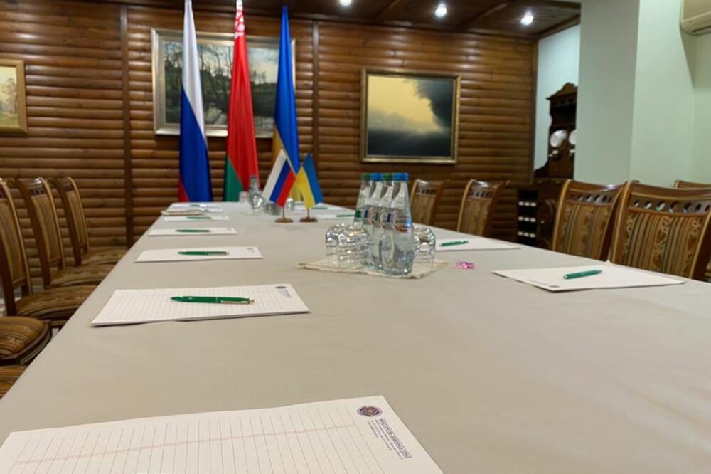OVDE ĆE BITI ODRŽANA DRUGA RUNDA PREGOVORA? Ukrajinska delegacija stigla na mesto sastanka (FOTO)