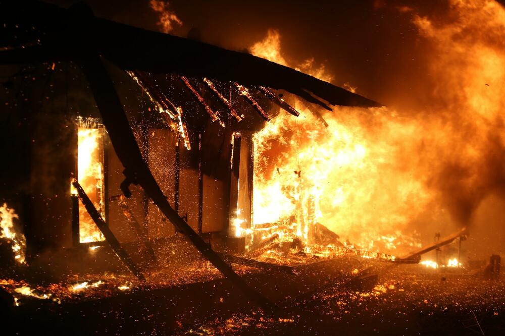 NAJVEĆI ŠUMSKI POŽAR U SAD-U: Izgorelo 166 kuća, HILJADU vatrogasaca bori se protiv vatrene stihije