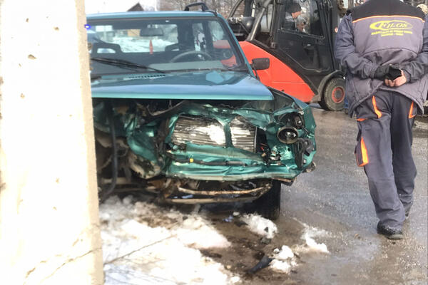 DIREKTAN SUDAR KOD ČAČKA: Jedan auto završio u kanalu, drugi potpuno smrskan! (FOTO)