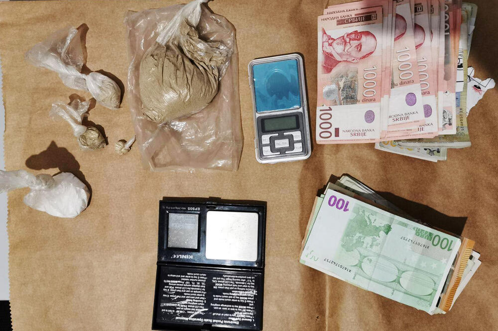 BABA (75) DILOVALA DROGU U KRNJAČI: Policija pronašla HEROIN i veću sumu novca, uhapšeni i kupci! (FOTO)