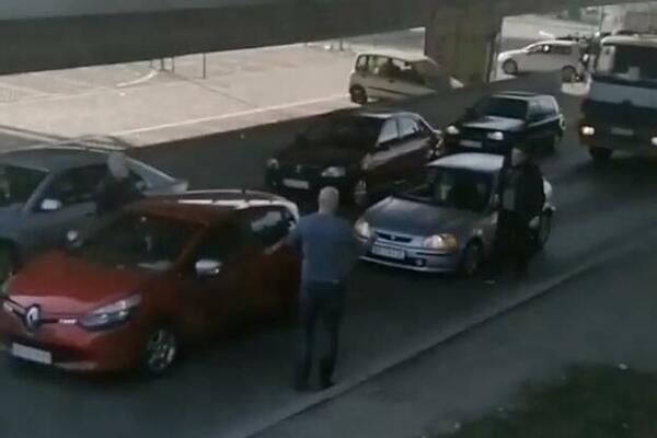 NA MOSTARSKOJ PETLJI SNIMLJEN LJUDSKI ODRON! Bahati vozač izašao iz auta i krenuo da MALTRETIRA ŽENU! (VIDEO)