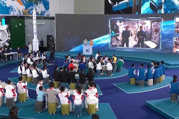 Održan drugi čas na svemirskoj stanici! Tajkonauti predstavili deci eksperimente u vasioni (VIDEO)
