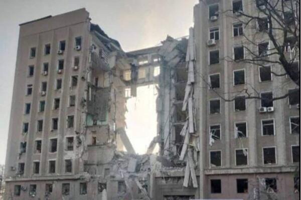 UKRAJINCI TVRDE: RAKETNI NAPAD U NIKOLAJEVU: "Oštećena zgrada gradske uprave, IMA ZAROBLJENIH!" (FOTO)