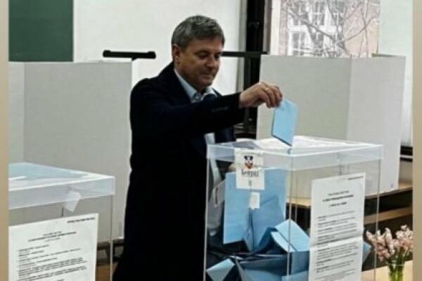 GLASAO I PIKSI! Iznenadićete se sa kim je selektor Srbije došao na biračko mesto! (FOTO)