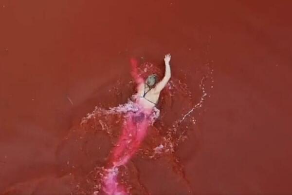 ŠOK ISPRED AMBASADE RUSIJE! Olimpijska šampionka plivala kroz "KRVAVO" jezero! Bizarnost ili smelost? (VIDEO)
