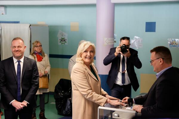 NOVI PRESEK: Marin le Pen vodi!