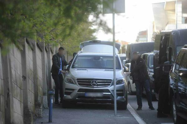 ŠARIĆU ZAPLENJEN JOŠ JEDAN AUTOMOBIL? Policajci ispred vile na Dedinju pretresali luksuzni mercedes (FOTO)