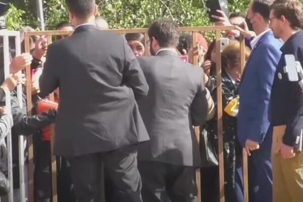 NAPADNUT KAMENOM: Predsednik Čilea gažan u prvoj poseti van glavnog grada (VIDEO)